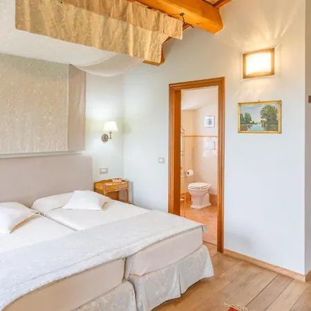 La Tana Del Ghiro 18, Emma *