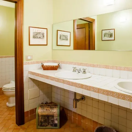 La Tana Del Ghiro 18, Emma Villa