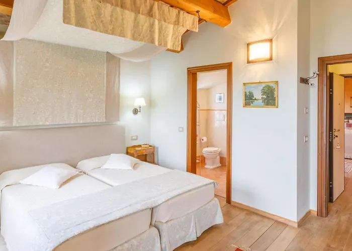 La Tana Del Ghiro 18, Emma *