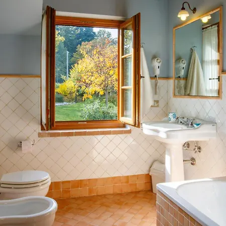 La Tana Del Ghiro 18, Emma Βίλα Ραβένα